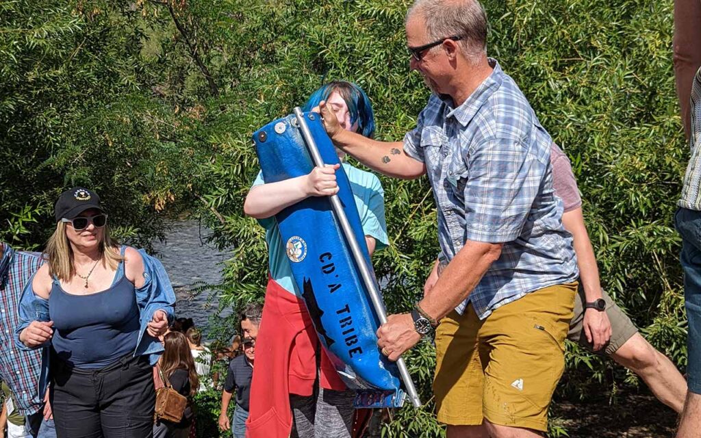 UCUT volunteers pass hatchery salmon to the Spokane River.